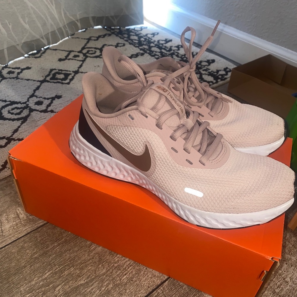 New in box - womens nkes revolution 5